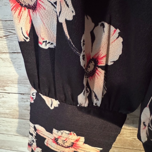 Ann Taylor Ms Size Small Navy Floral Women's Top
Poly Slip on Blouse Lg Slv.EUC - Picture 7 of 7